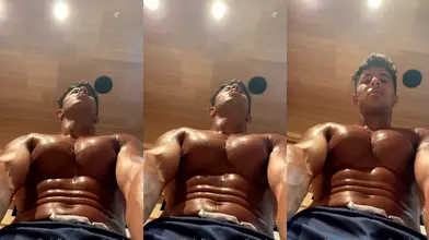 Beau gosse marocain flex en sueur dans le sauna POV abdos et pecs en gros plan