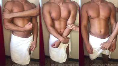 Beau gosse marocain qui lâche sa serviette au vestiaire – Tease musclé