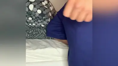 Athlète marocain qui se déshabille et se branle – Du habillé au nu total