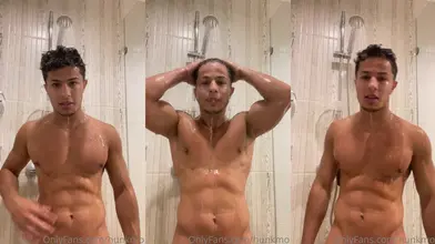 Athlète marocain flex sous la douche abdos mouillés et corps musclé