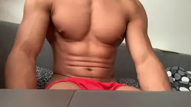 Beau gosse marocain musclé flex en slip rouge Calvin Klein sur le canapé