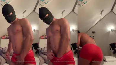 Beau gosse marocain masqué flex en slip rouge et montre son gros cul