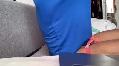 Étalon marocain à quatre pattes montre son gros cul en slip rouge
