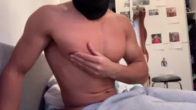 Beau gosse marocain montre son gros cul rebondi sous tous les angles dans la chambre