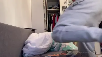 Beau gosse marocain montre son gros cul rebondi sous tous les angles dans la chambre