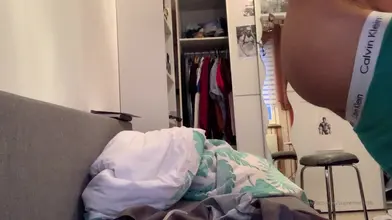 Beau gosse marocain montre son gros cul rebondi sous tous les angles dans la chambre