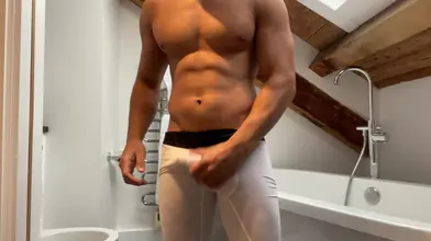 Marocain musclé enlève son boxer noir dans la salle de bain montrant abdos et cul