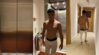 Marocain torse nu dans le couloir d'hôtel en leggings blancs