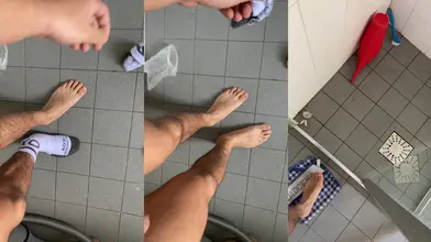 Marocain qui montre ses pieds nus dans la salle de bain après la salle