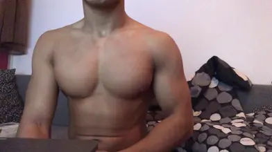 Marocain enlève son débardeur et se branle à poil sur le lit