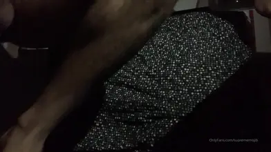 Marocain musclé enlève sa serviette jaune et se branle sur le canapé