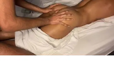 Twunk Marocain Nu au Lit Montre Son Gros Cul et Son Corps Athlétique