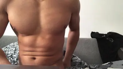 Athlète Marocain Torse Nu Flex Ses Abdos Découpés et Pecs à la Maison