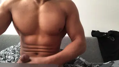 Athlète Marocain Torse Nu Flex Ses Abdos Découpés et Pecs à la Maison