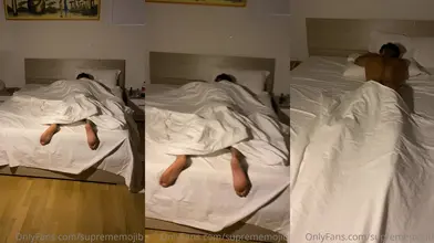 Beau Gosse Marocain Dort Torse Nu dans des Draps Blancs Tease Nocturne