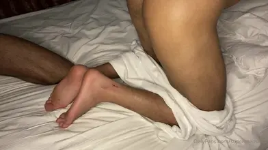 Marocain nu sur draps blancs se fait toucher et masser le gros cul