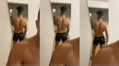 Marocain torse nu en slip noir flexe son dos devant le miroir