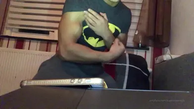 Beau gosse marocain enlève son t-shirt Batman et flexe à fond — Show muscu