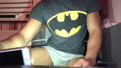 Beau gosse marocain enlève son t-shirt Batman et flexe à fond — Show muscu