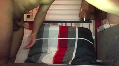 Beau gosse marocain enlève son t-shirt Batman et flexe à fond — Show muscu