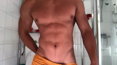 Athlète marocain nu qui flexe sous la douche — Tease musculaire mouillé