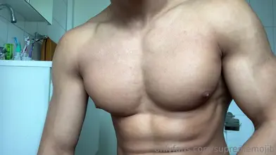 Beau gosse arabe enlève son t-shirt rouge et finit tout nu — Bite et cul dehors