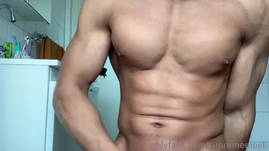 Beau gosse arabe enlève son t-shirt rouge et finit tout nu — Bite et cul dehors