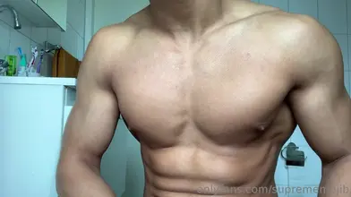 Beau gosse arabe enlève son t-shirt rouge et finit tout nu — Bite et cul dehors