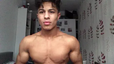 Jeune marocain taillé qui flexe torse nu en Calvin Klein — Abdos de feu