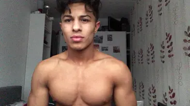 Jeune marocain taillé qui flexe torse nu en Calvin Klein — Abdos de feu