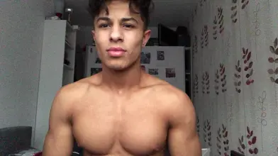 Jeune marocain taillé qui flexe torse nu en Calvin Klein — Abdos de feu