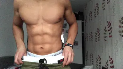 Jeune marocain taillé qui flexe torse nu en Calvin Klein — Abdos de feu