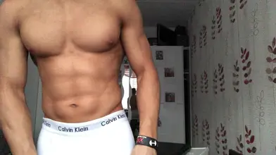 Jeune marocain taillé qui flexe torse nu en Calvin Klein — Abdos de feu