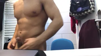 Athlète marocain se met tout nu — Cul rond et gros muscles en vitrine