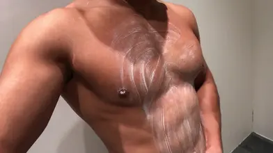 Athlète marocain flexe ses muscles et montre son gros cul dans la salle de bain