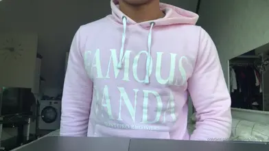 Athlète marocain passe du sweat rose au show muscle complètement nu