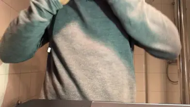 Marocain découpé passe du t-shirt gris au flex nu sous la douche