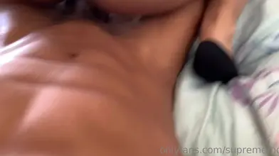 Pecs et abdos marocains épais, flex musculaire gros plan extrême