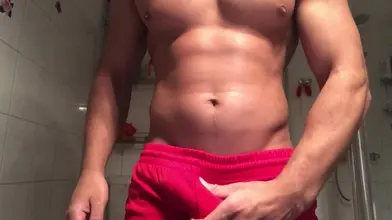 Beau gosse marocain baisse le short rouge et se met complètement nu