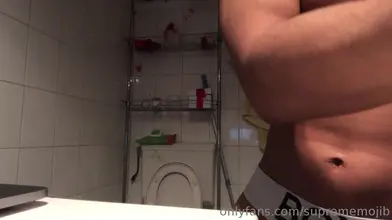 Marocain découpé flexe ses abdos durs en boxer rouge BOX salle de bain