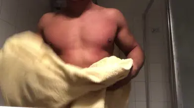 Marocain nu se sèche avec une serviette montrant son gros cul sous la douche