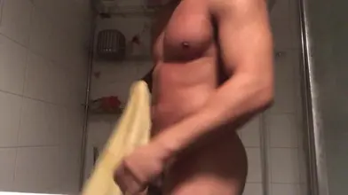 Marocain nu se sèche avec une serviette montrant son gros cul sous la douche