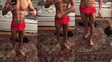 Marocain découpé selfie miroir flexe ses tablettes en slip rouge