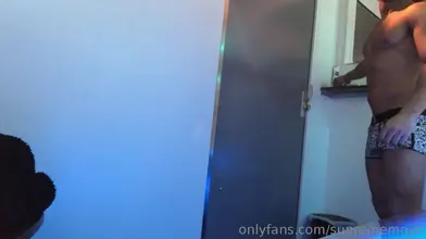 Gros garçon marocain musclé qui flex dur en boxers imprimés chez lui