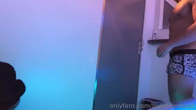 Gros garçon marocain musclé qui flex dur en boxers imprimés chez lui