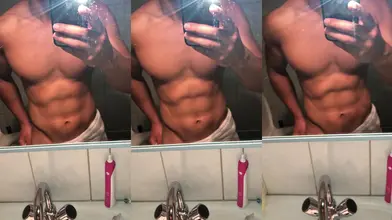Garçon marocain sec selfie miroir salle de bain montrant ses abdos découpés