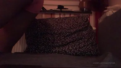 Garçon marocain nu caresse sa grosse bite sur le lit – session tard le soir