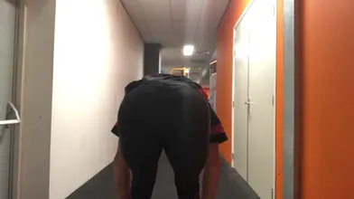 Marocain marche dans le couloir en montrant son gros cul