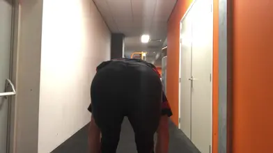 Marocain marche dans le couloir en montrant son gros cul