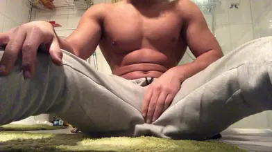 Marocain se déshabille et se branle accroupi jambes écartées